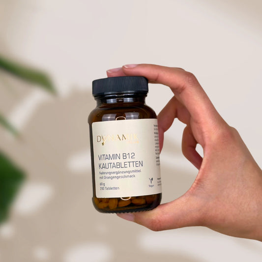 Brauner Glasbehälter mit DynamikPlus "Vitamin B12 Kautabletten" Etikett und schwarzem Drehverschluss