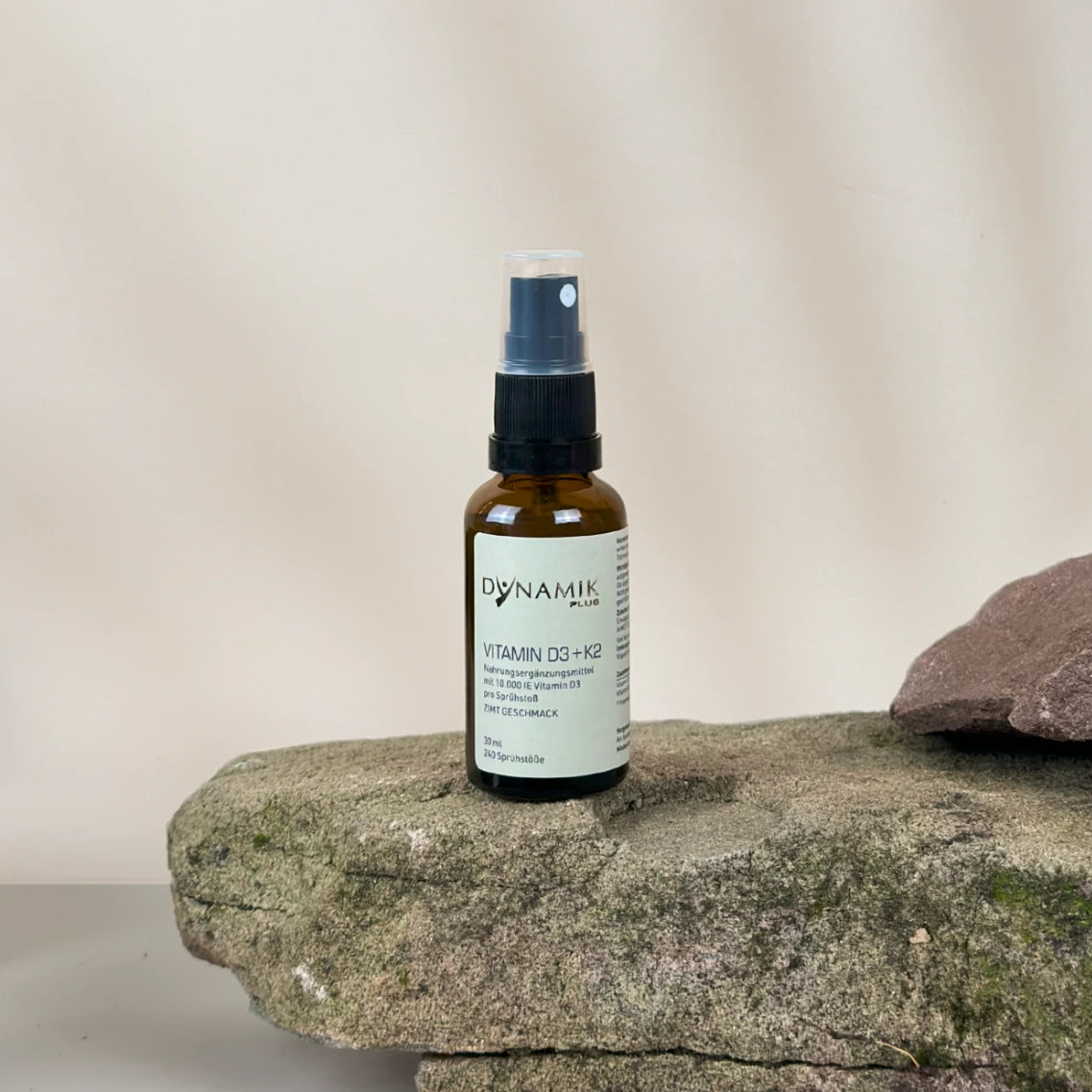 Braune Sprühkopfflasche mit DYNAMIKPLUS Etikett "Vitamin D3 + K2 Zimt Geschmack"