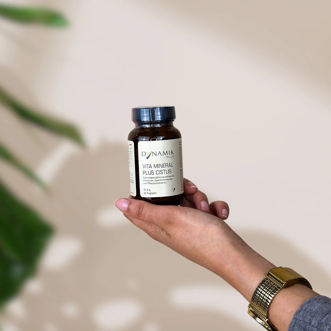 Brauner Glasbehälter mit DynamikPlus "Vita Mineral Plus Cistus" Etikett und schwarzem Drehverschluss