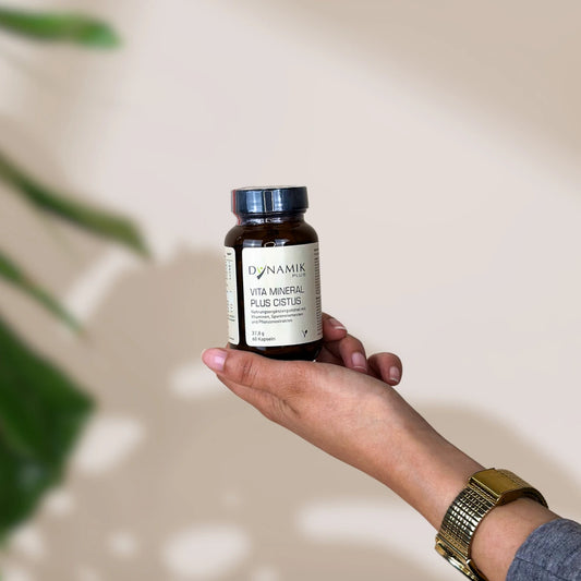 Brauner Glasbehälter mit DynamikPlus "Vita Mineral plus Cistus" Etikett und schwarzem Drehverschluss