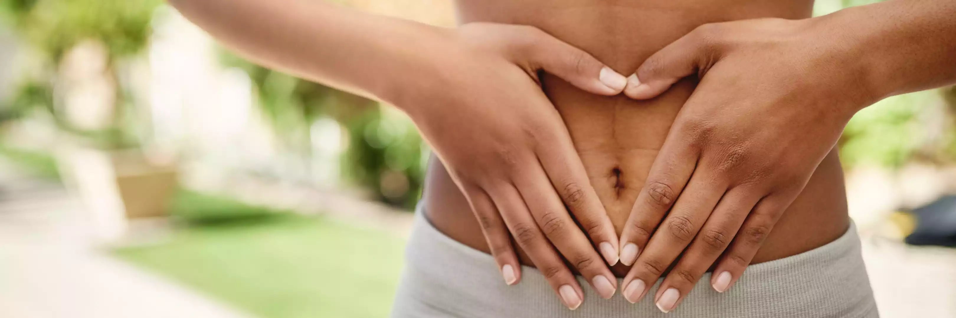 Frau welche sich den Bauch hält