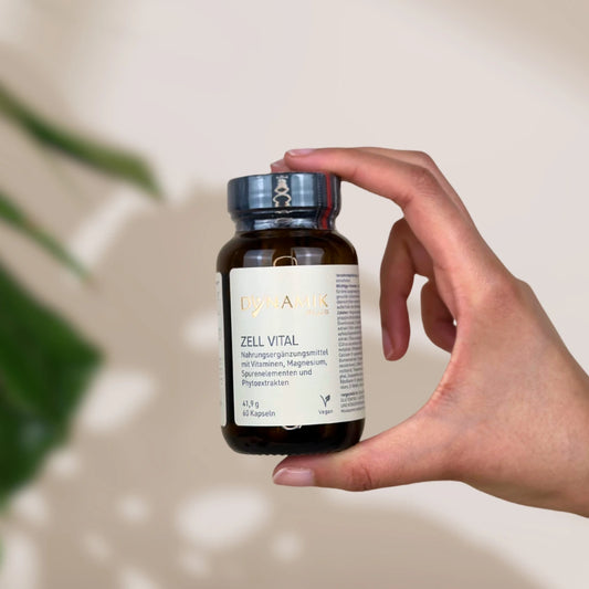 Brauner Glasbehälter mit DynamikPlus "Zell Vital" Etikett und schwarzem Drehverschluss
