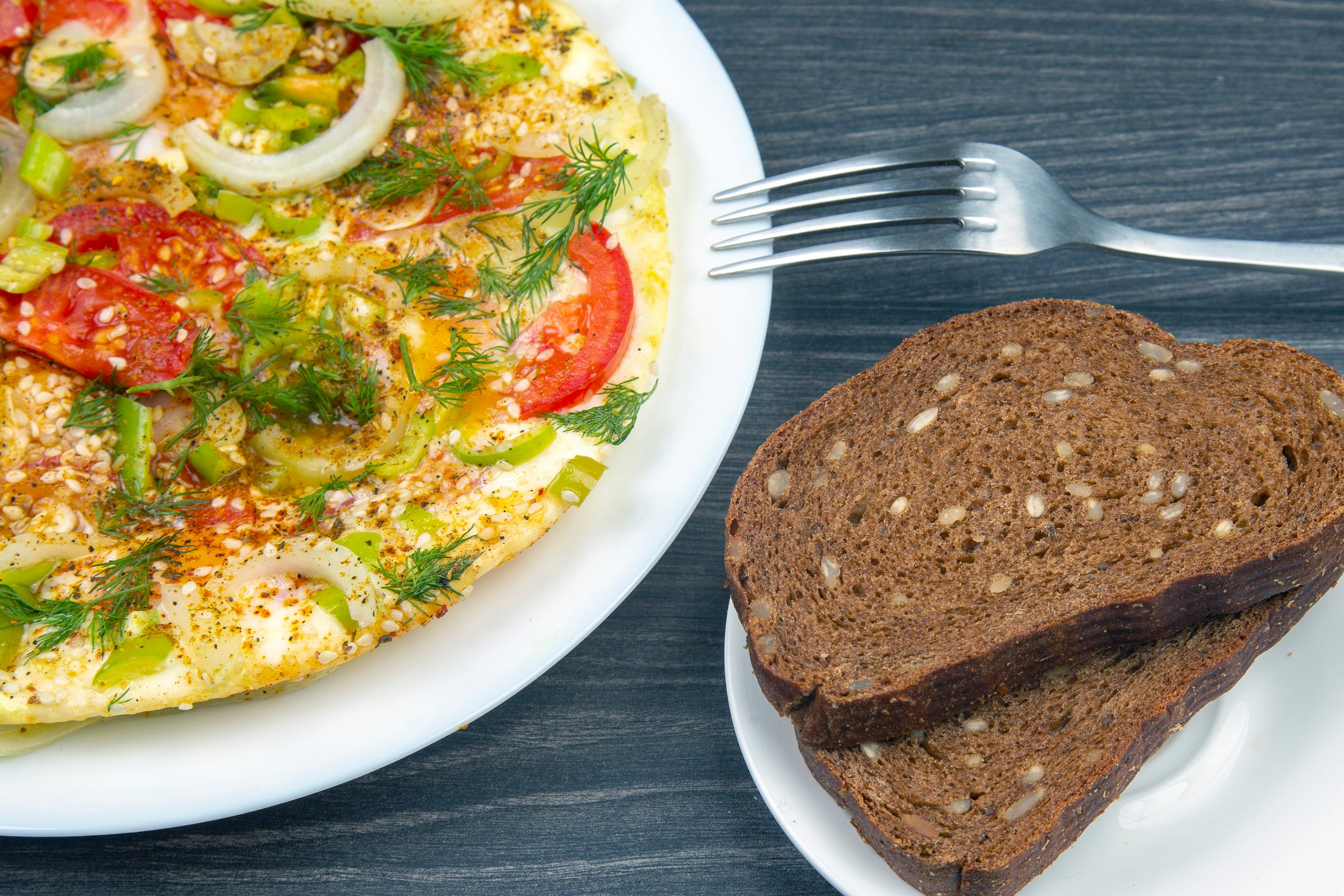 Gemüse-Omelett mit Vollkornbrot