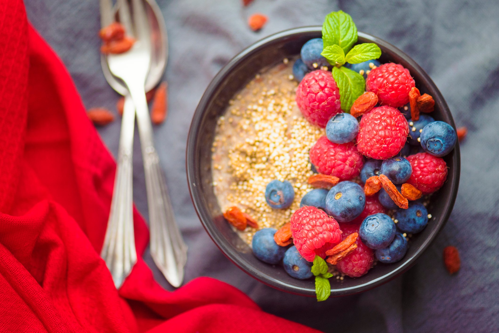 Quinoa-Müsli mit Früchten und Nüssen