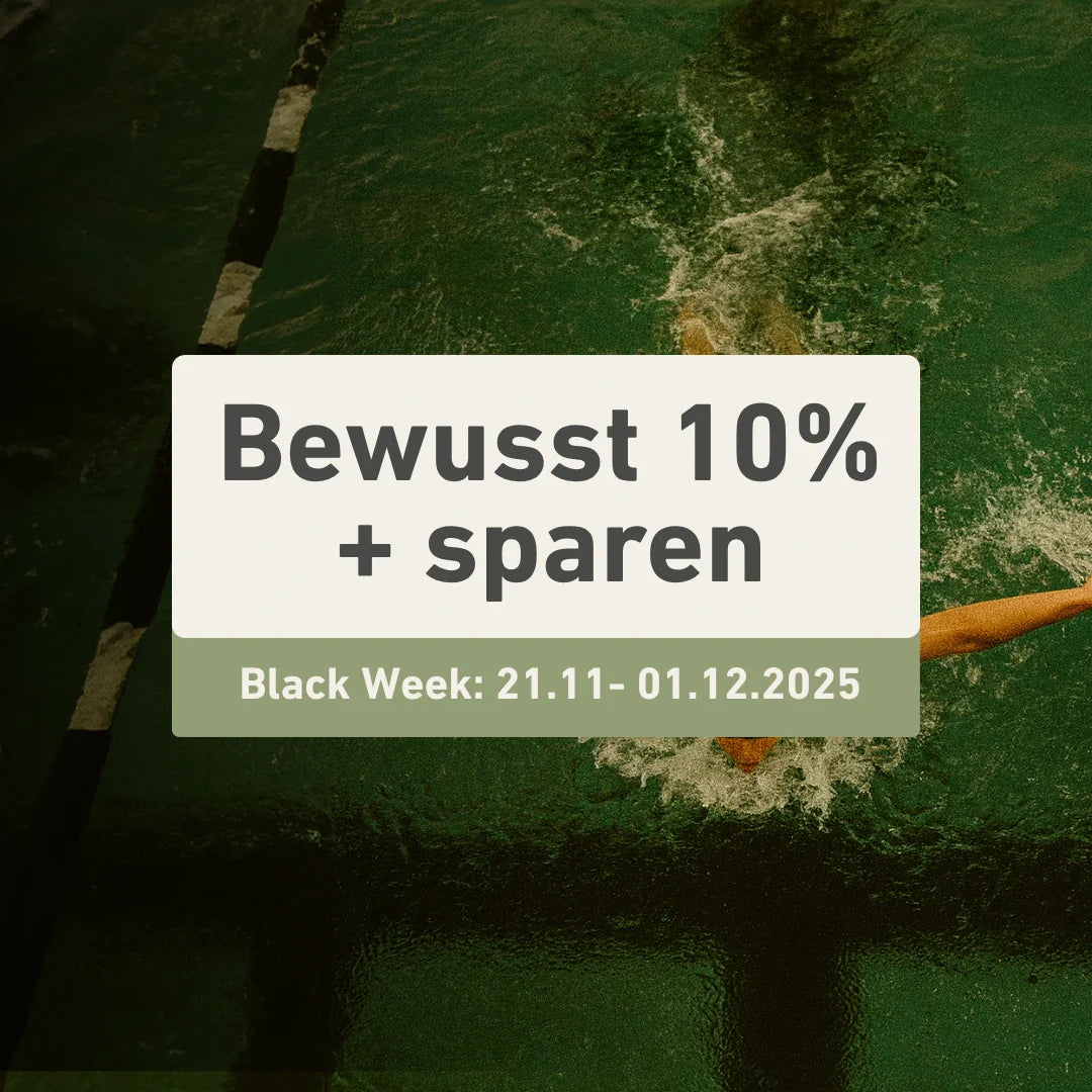 "Bewusst 10%+ Sparen" Textfeld im Vordergrund, im Hintergrund Schwimmerin im Wasser