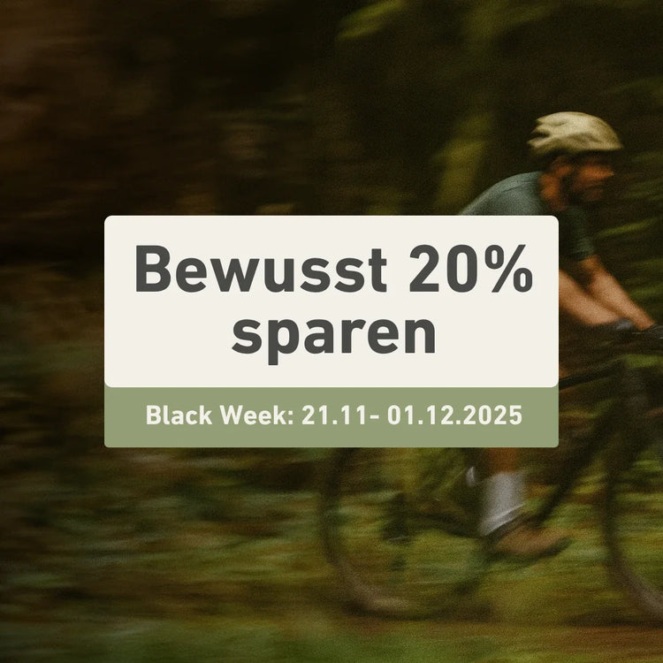 "Bewusst 20% sparen" Textfeld im Vordergrund, im Hintergrund Radfahrer im Wald