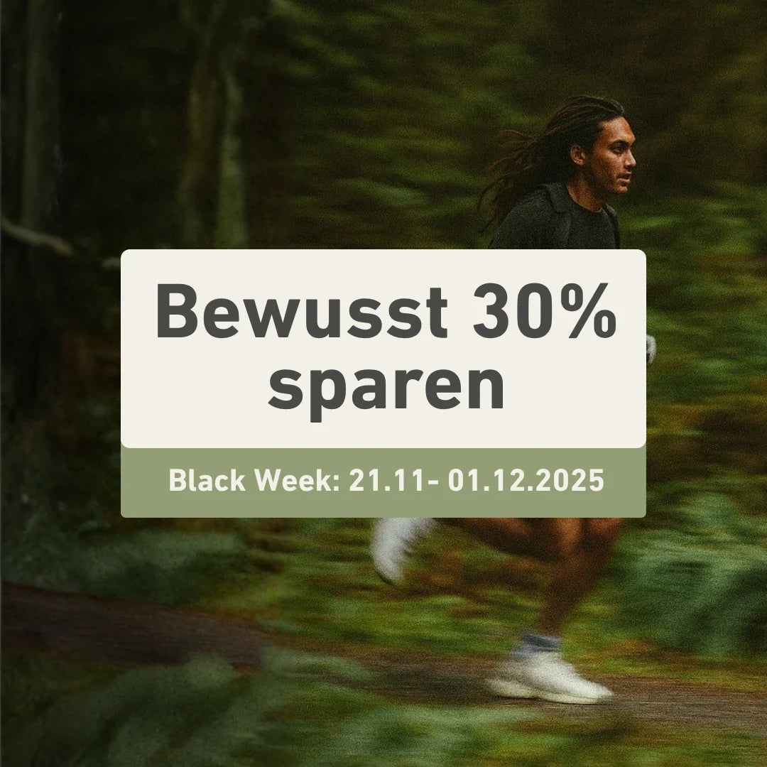 "Bewusst 30% sparen" Textfeld im Vordergrund, im Hintergrund Läufer im Wald