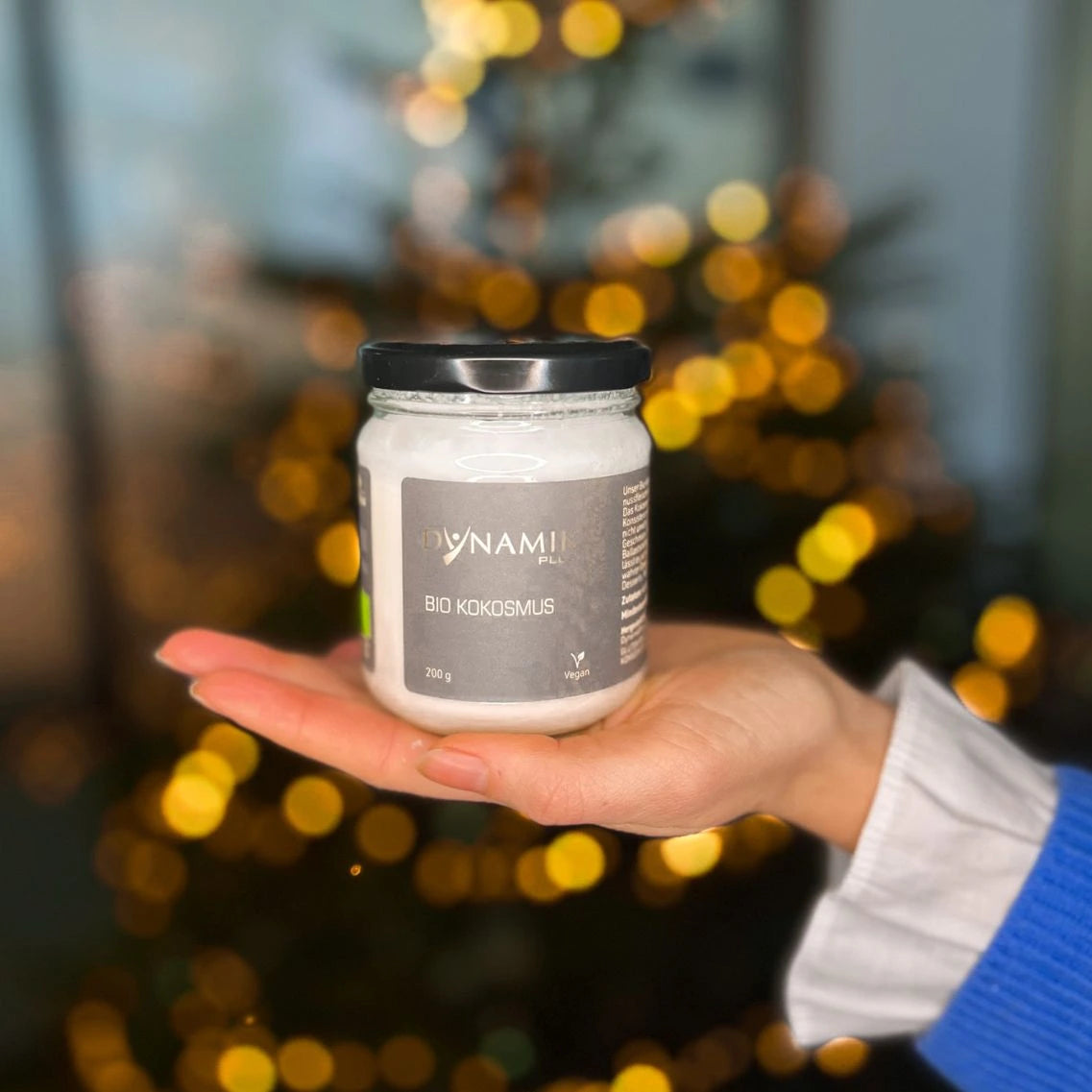 DYNAMIKPLUS Bio Kokosmus auf Handfläche