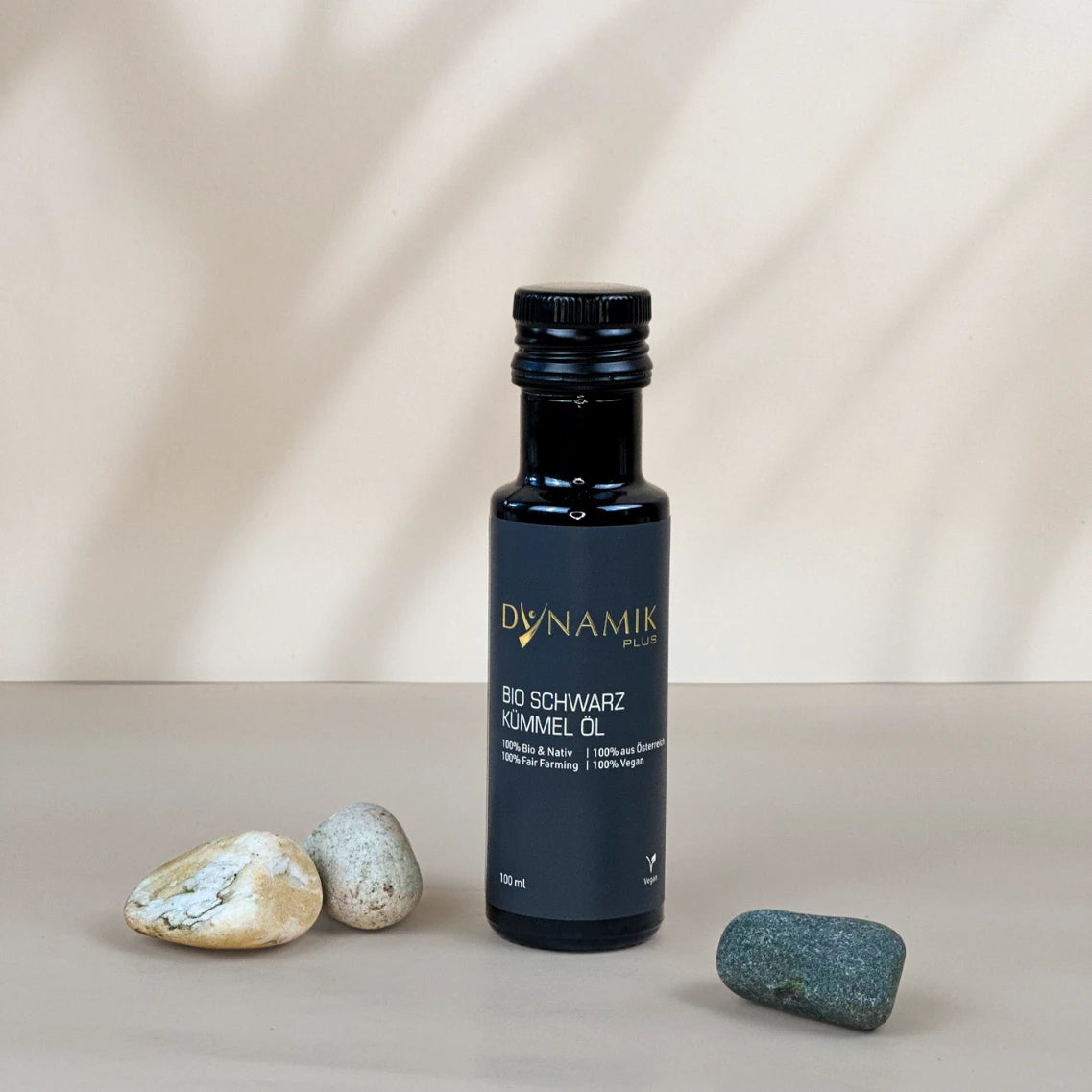 Kleine Ölflasche mit DynamikPlus "Bio Schwarzkümmelöl" Etikett