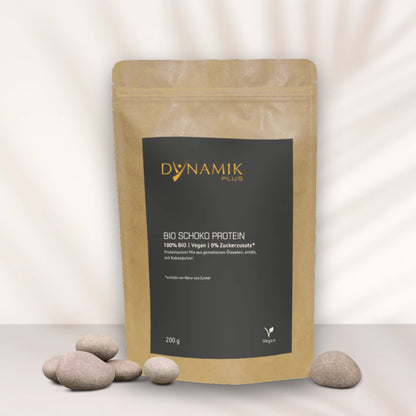 Braune Papiertasche mit DYNAMIKPLUS Etikett "Bio Schoko Protein"