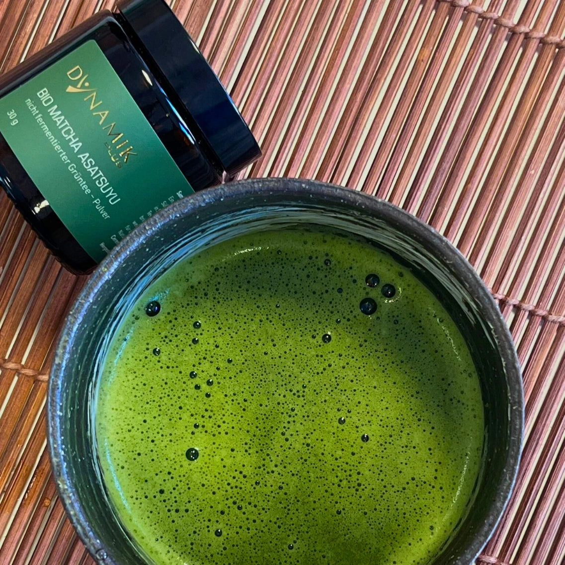 Bio Matcha Asatsuyu neben Matchaschale gefüllt mit Asatsuyu Matcha