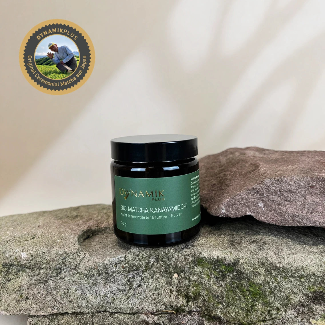 Bio Matcha Kanayamidori auf Stein mit Ceremonial Matcha Siegel