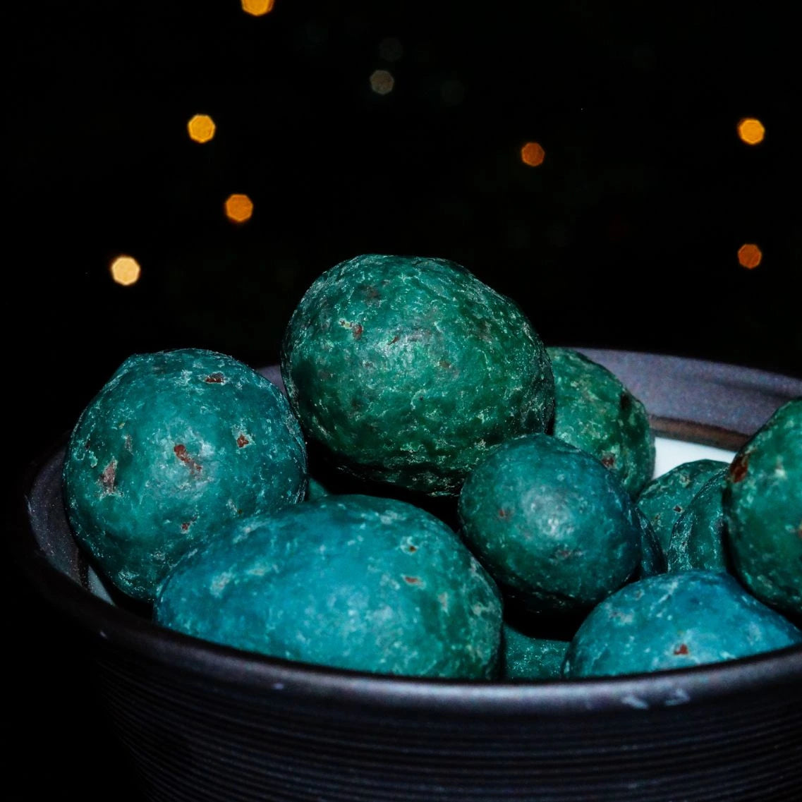 Nahaufnahme von Bio Schoko Spirulina Pralinen in Schale