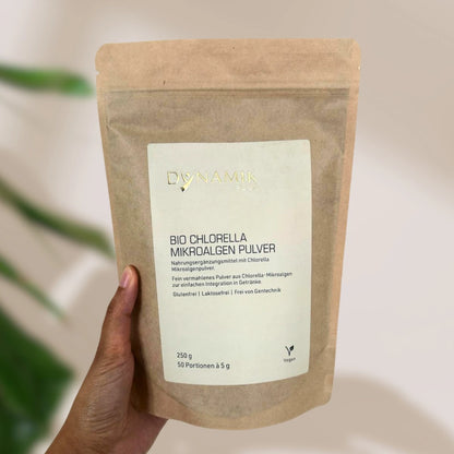 DYNAMIKPLUS Bio Chlorella Mikroalgen Pulver gehalten von Hand