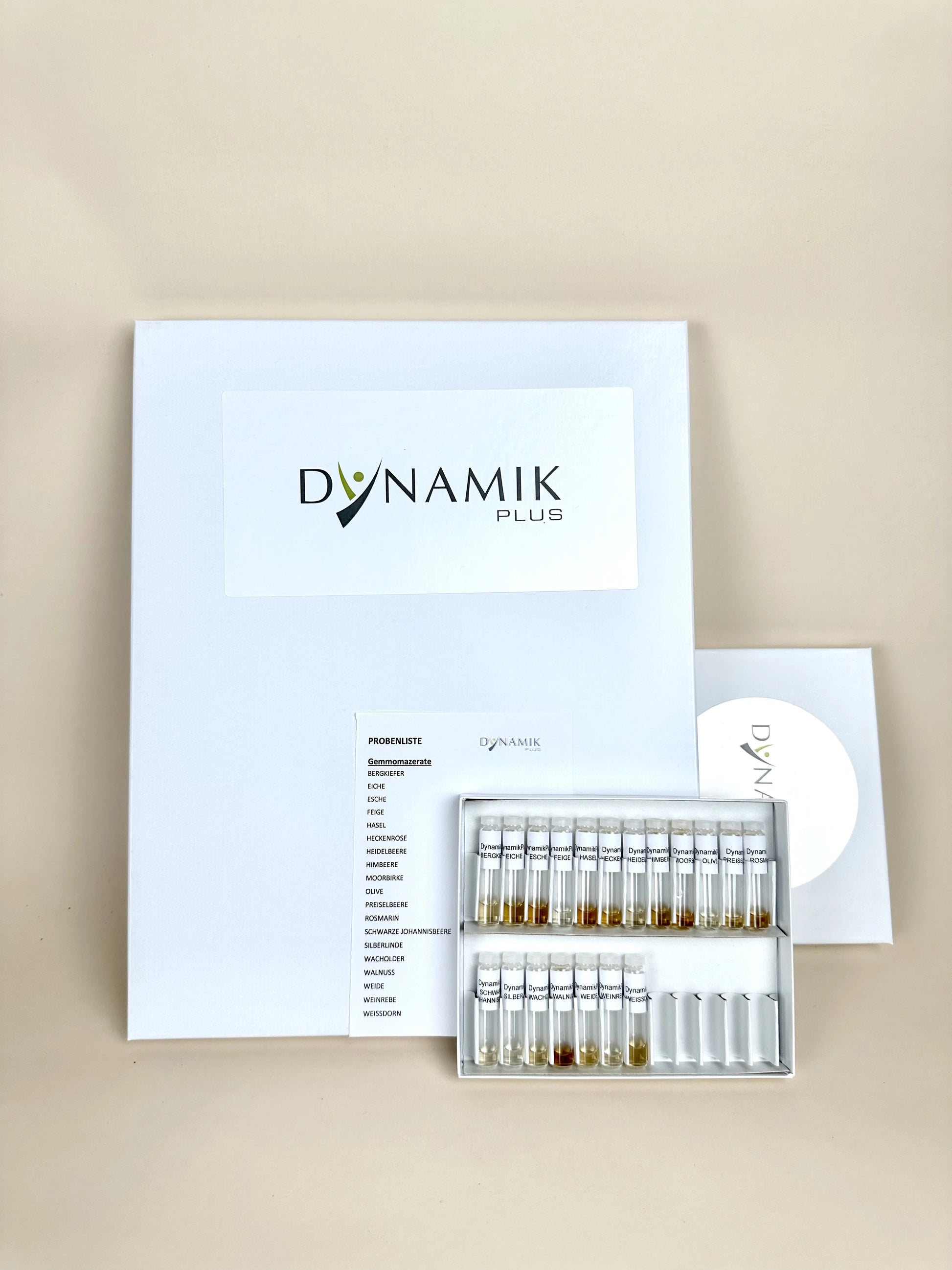 Weiße Box mit Testsätzen in kleinen Ampullen und DynamikPlus Etikett