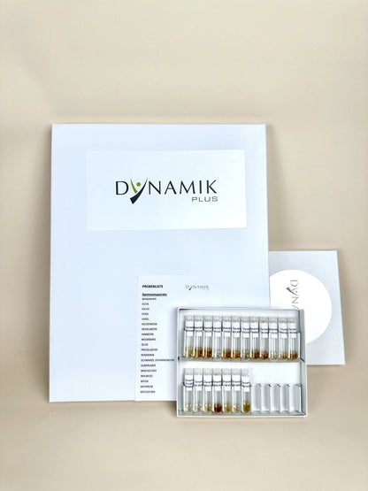 Weiße Box mit Testsätzen in kleinen Ampullen und DynamikPlus Etikett