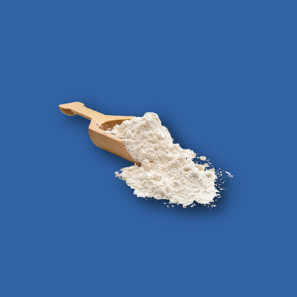 Holzschaufel gefüllt mit Zeolithpulver