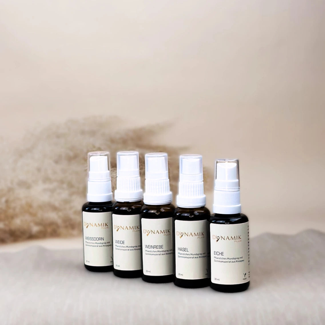 5 braune Sprühfläschchen mit weißem Sprühkopf und DynamikPlus Etikett aneinander gereiht