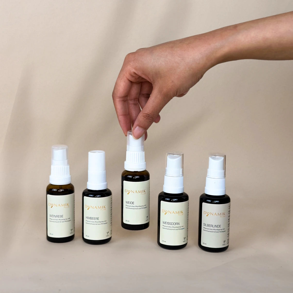 5 braune Sprühfläschchen aneinander gereiht mit weißem Sprühkopf