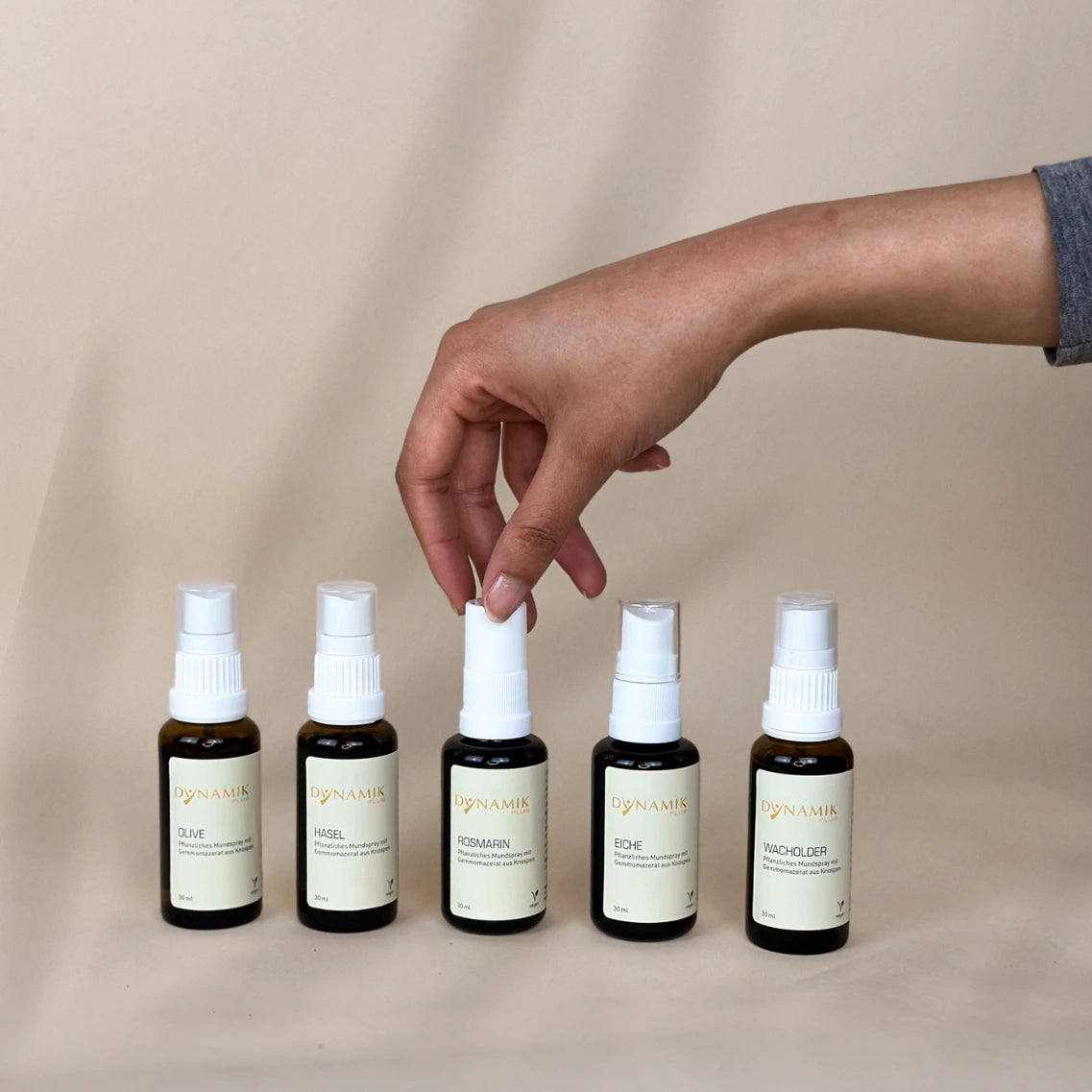 5 braune Sprühfläschchen aneinander gereiht mit weißem Sprühkopf