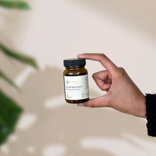 Brauner Glasbehälter mit DynamikPlus "Glutathion Forte" Etikett und schwarzem Drehverschluss
