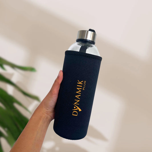 Glasflasche mit Shaker in Hand