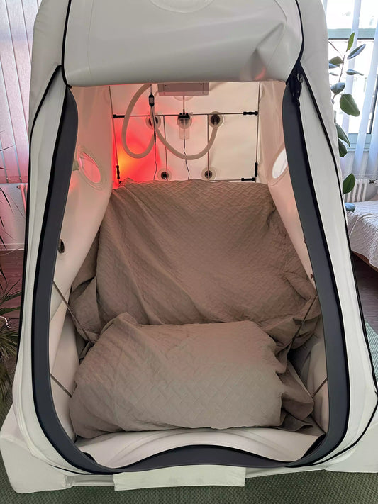 Weiße mobile Kammer mit erdfarbenen Sitz