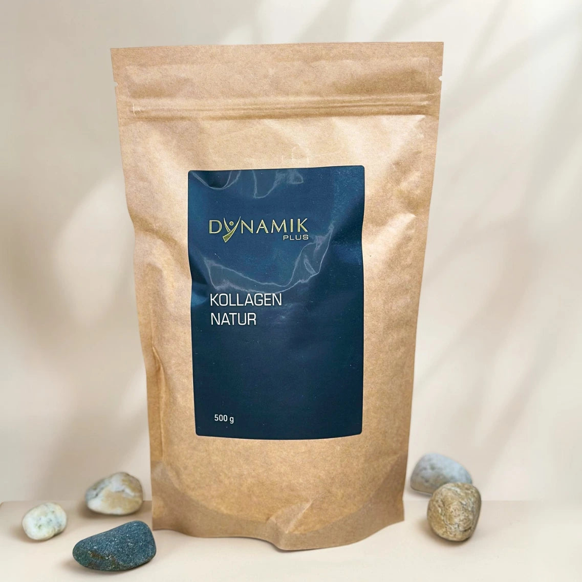 Beiger Kartonbeutel mit DynamikPlus "Kollagen Natur" Etikett