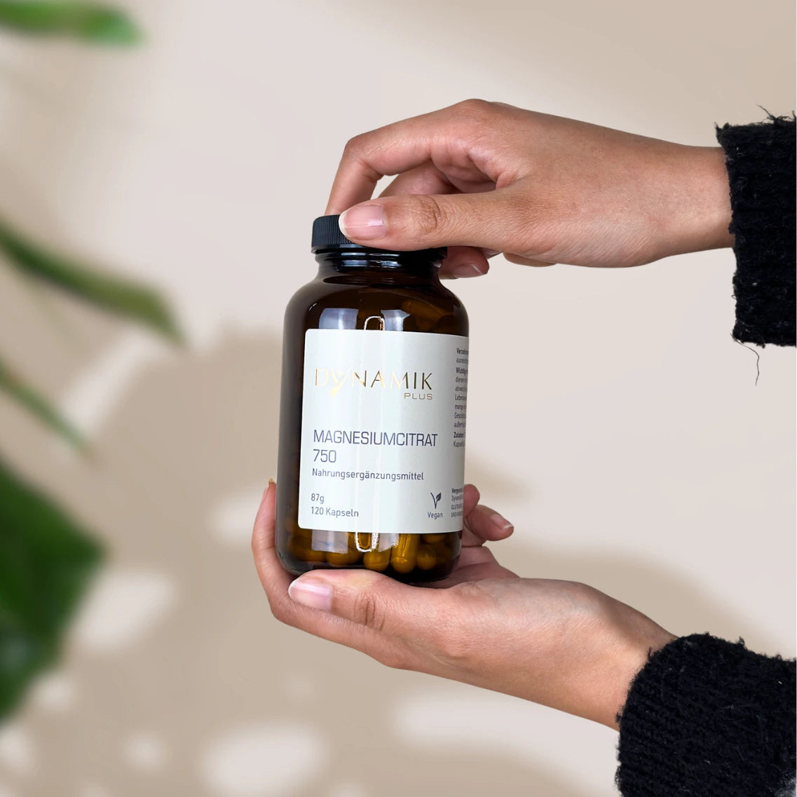 Brauner Glasbehälter mit DynamikPlus "Magnesiumcitrat 750" Etikett und schwarzem Drehverschluss