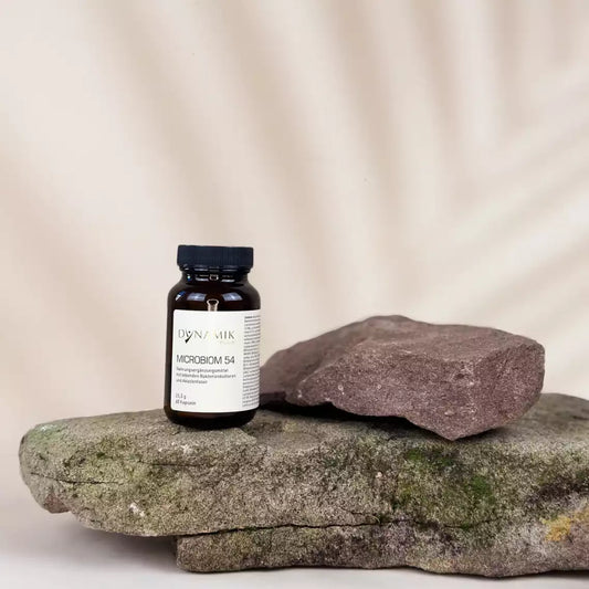 Brauner Glasbehälter mit DynamikPlus "Microbiom 54" Etikett und schwarzem Drehverschluss