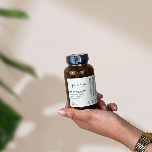 Brauner Glasbehälter mit DynamikPlus "Mucosa Vital" Etikett und schwarzem Drehverschluss