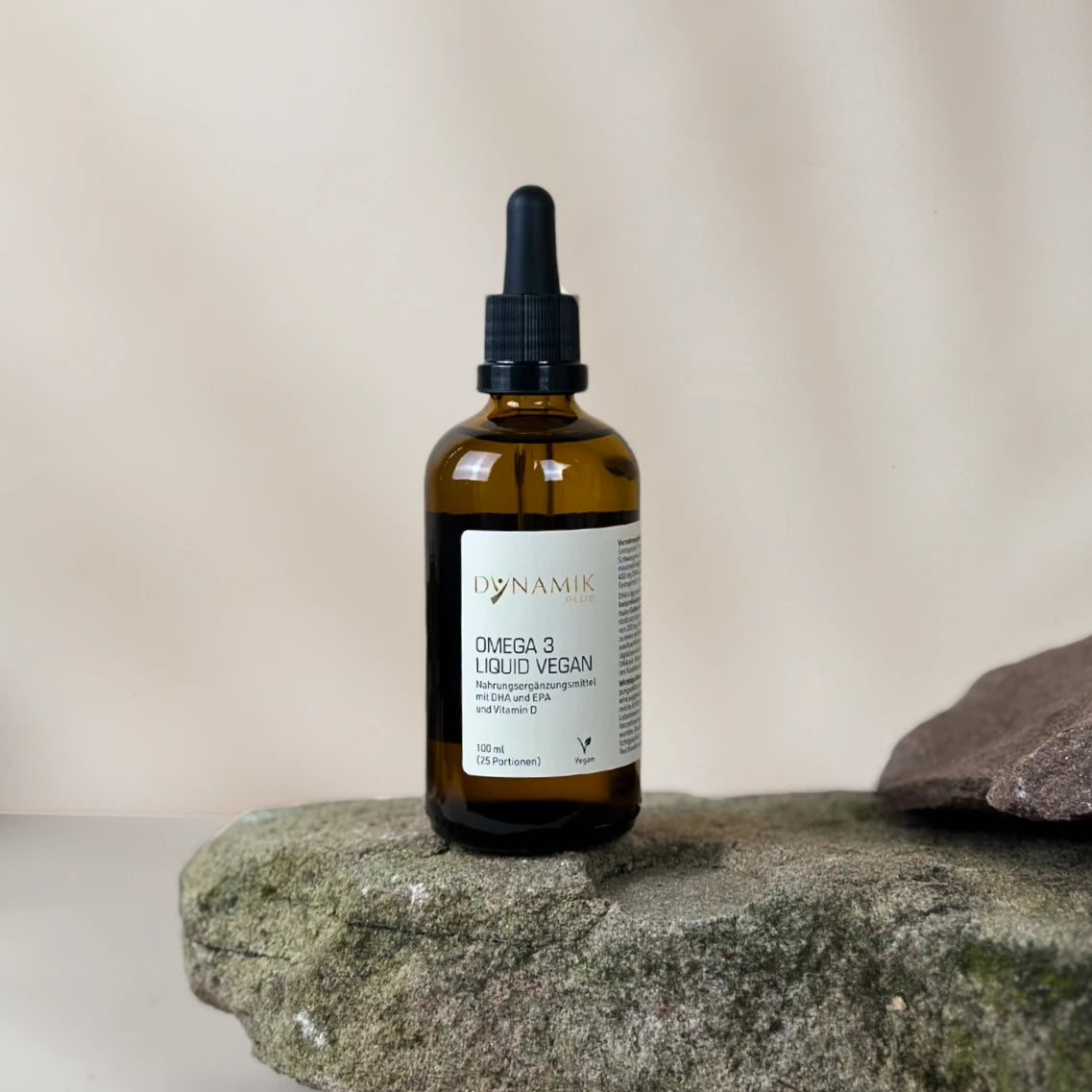 Braune Tröpfchenflasche mit DynamikPlus "Omega 3 Liquid Vegan" Etikett auf der Flasche