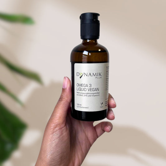 DYNAMIKPLUS Omega 3 Vegan Liquid in Hand 