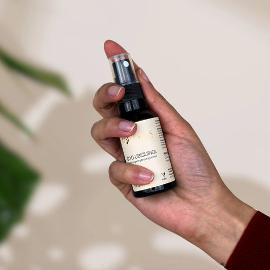 Braune Flasche mit Sprühkopf und DynamikPlus "Q10 Ubiquinol" Etikett auf der Flasche