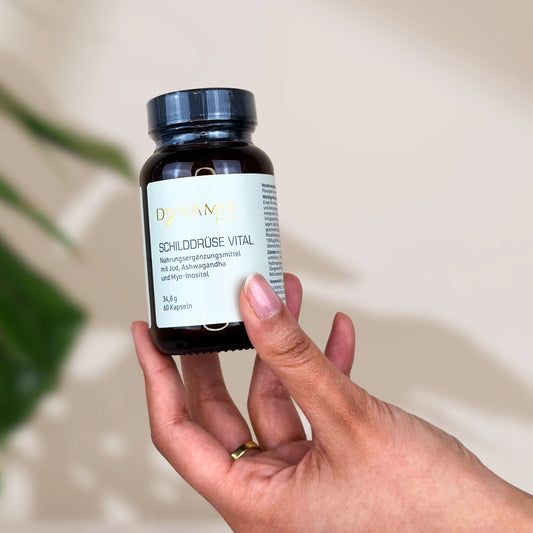 Brauner Glasbehälter mit DynamikPlus "Schilddrüse Vital" Etikett und schwarzem Drehverschluss