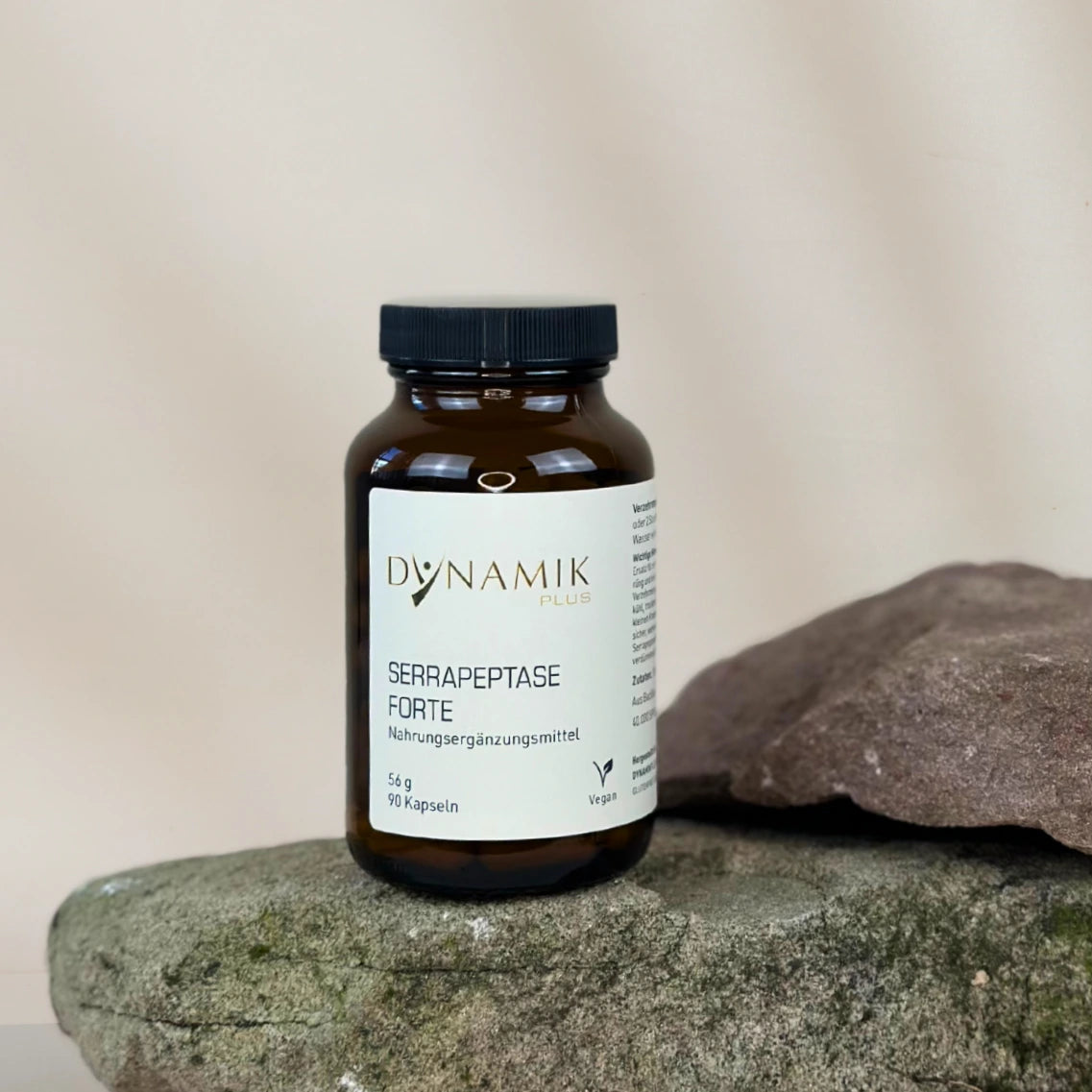 Brauner Glasbehälter mit DynamikPlus "Serrapeptase Forte" Etikett und schwarzem Drehverschluss