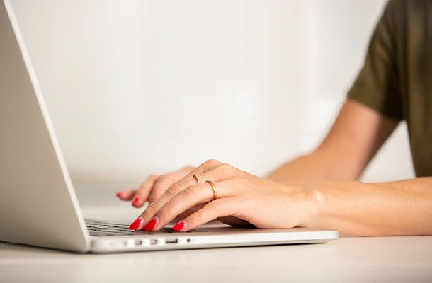 Frau benutzt Laptop