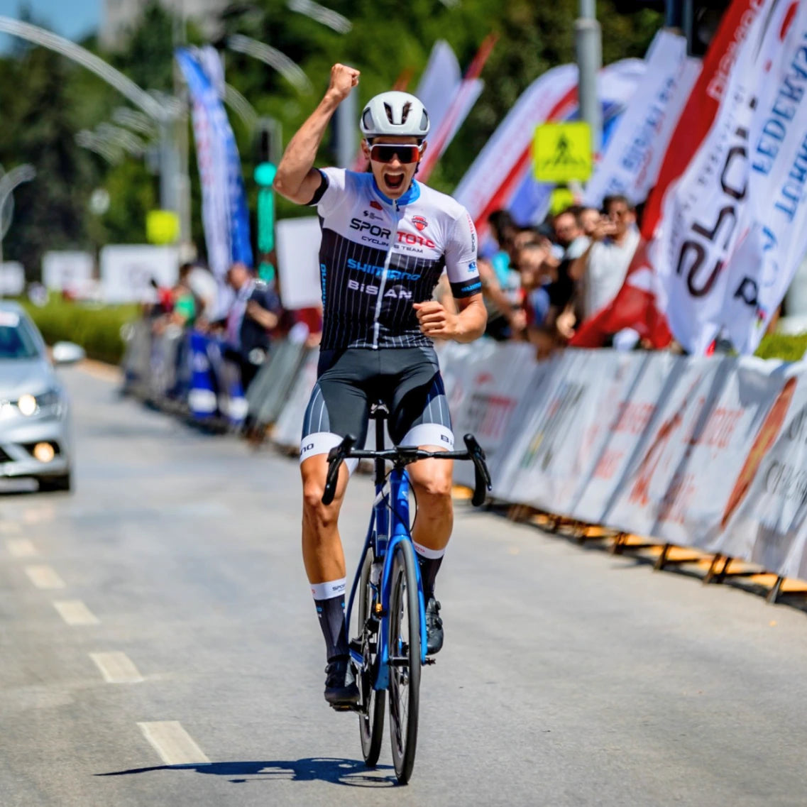 Rennsportprofi Serdar Anil Depe auf Rennrad
