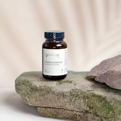 Brauner Glasbehälter mit DynamikPlus "Vitamin B - Komplex" Etikett und schwarzem Drehverschluss