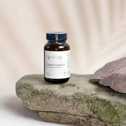 Brauner Glasbehälter mit DynamikPlus "Vitamin B-Komplex" Etikett und schwarzem Drehverschluss