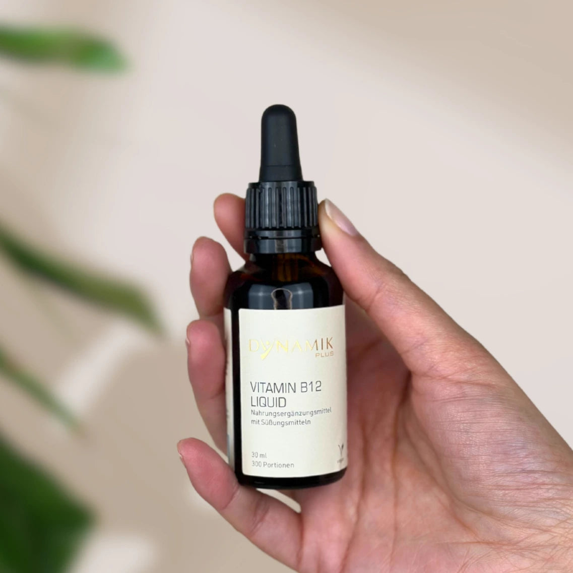 Braune Tröpfchenflasche mit DynamikPlus "Vitamin B12 Liquid" Etikett auf der Flasche