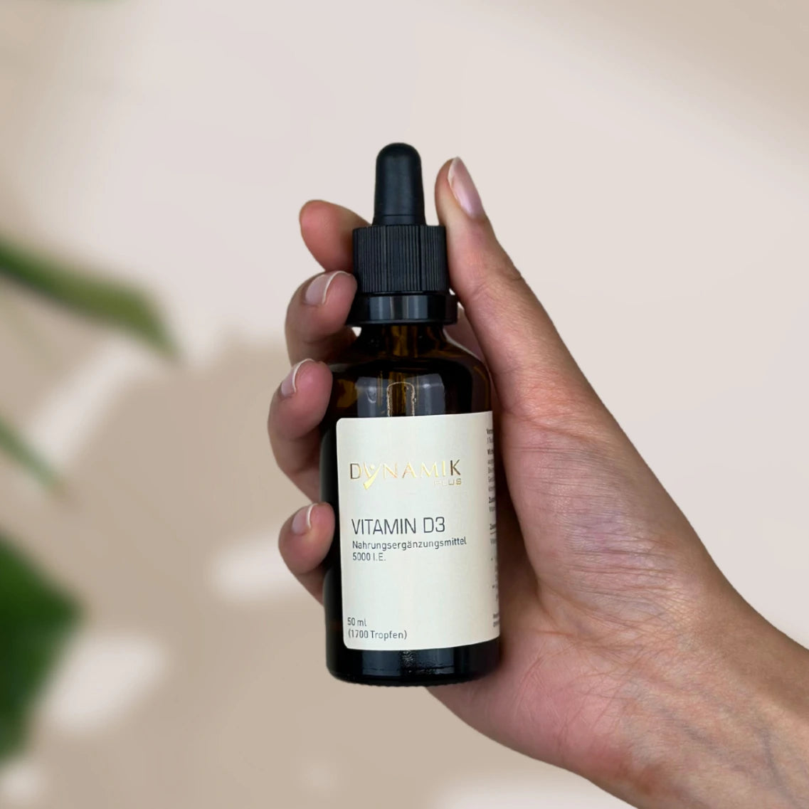Braune Tröpfchenflasche mit DynamikPlus "Vitamin D3" Etikett auf der Flasche