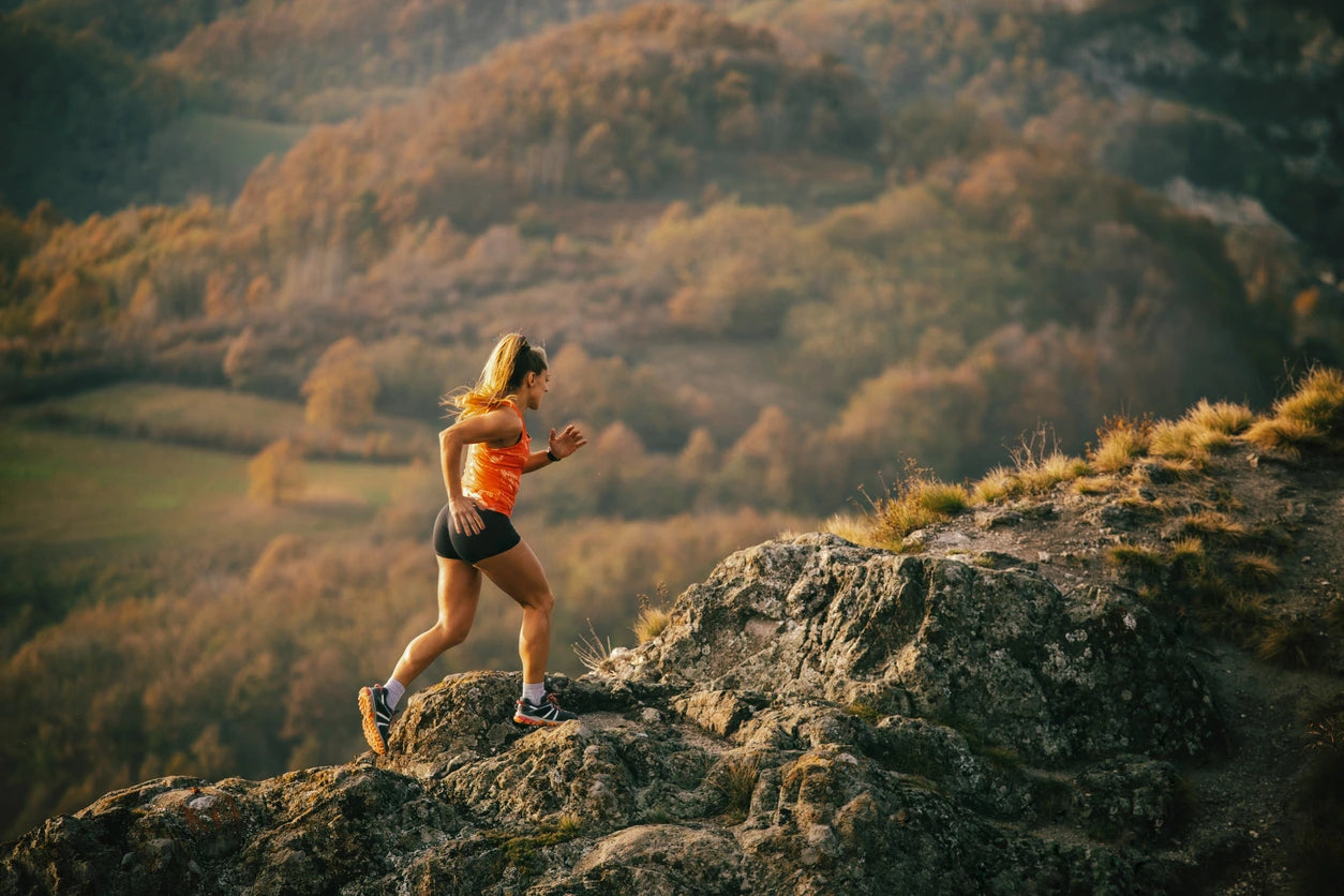 Läuferin Joggen Natur Berge Kraft Energie Stark
