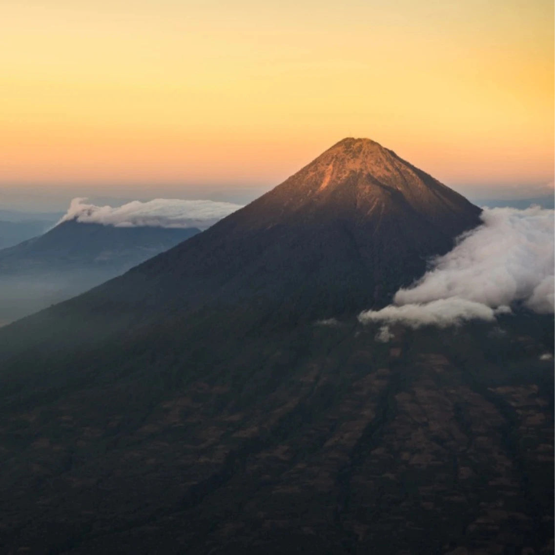 Vulkan ummantelt von Wolken